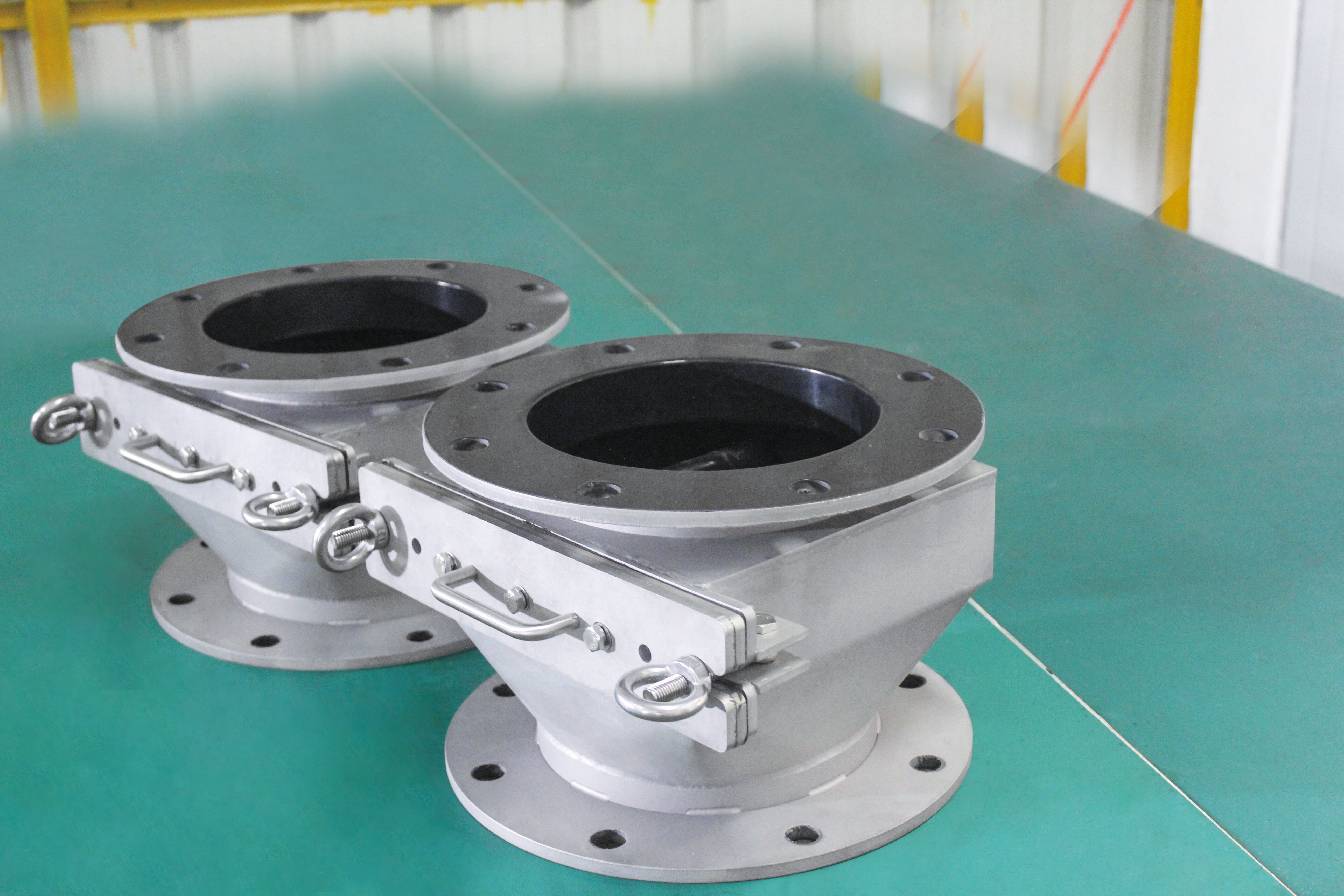 Pourquoi un extracteur de fer manuel de type tiroir est-il essentiel dans la production de poudre de chili ?